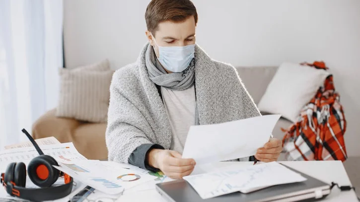 自宅でリモートワークをする男性