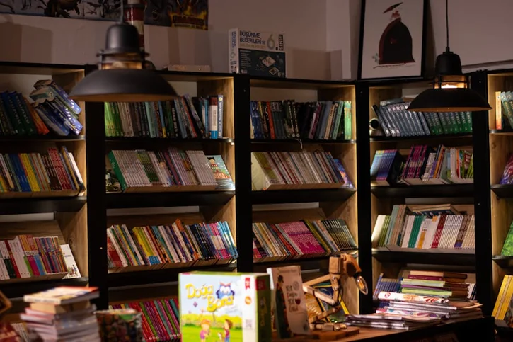 温かみのある書店の本棚