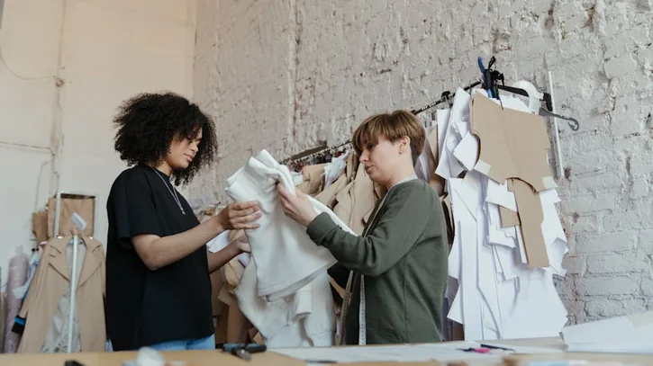 チームでコーディネートを相談するファッションワークショップ