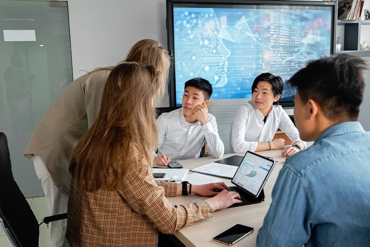 オフィスで協力するプロフェッショナルチーム