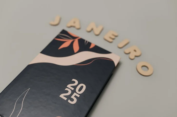 Minimalist 2025 planner with Janeiro letters, perfect for organizing your new year.